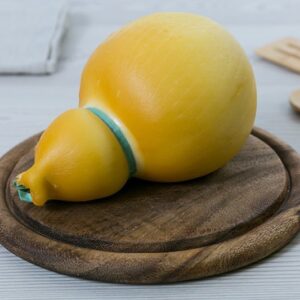 fromage du sud de l'Italie à pâte filée, produit principalement dans le sud de l'Italie- Scamorza fumée