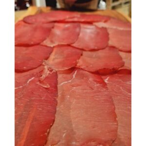 Charcuterie de viande de bœuf séchée de la pointe de la hanche IGP Valtellina – Tranches (250g) Charcuteries traditionnelles 12 Charcuterie de viande de bœuf séchée de la pointe de la hanche IGP Valtellina - Tranches (250g)