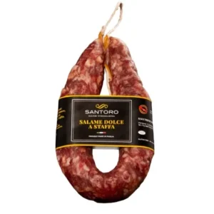Charcuterie : saucisson doux en forme de étrier – Santoro Salumi (350g) Charcuteries traditionnelles Charcuterie artisanale Cisternino Charcuterie : saucisson doux en forme de étrier – Santoro Salumi (350g)