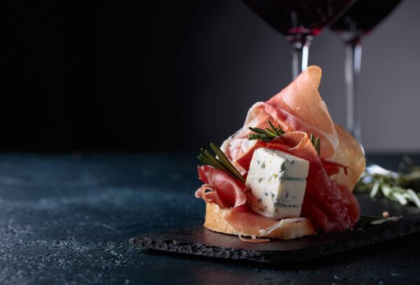 Gorgonzola AOP 1,3 kg – Fromage italien crémeux Salumi Pasini Fromages & Spécialités Laitières du Mezzogiorno format familial 1.3 kg 5 Gorgonzola AOP 1,3 kg – Fromage italien crémeux Salumi Pasini