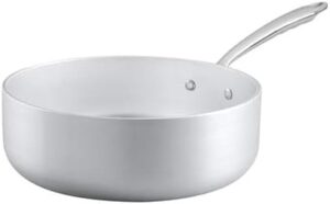 Pour les chefs et les passionnés de cuisine qui aiment faire sauter, remuer et lier leurs préparations d'un geste fluide, le choix du manche long est une évidence. Issu de la célèbre Ligne 110 de Pentole Agnelli, cette version monomanche de la casserole basse associe le confort d'une prise en main classique aux performances extrêmes de l'aluminium professionnel de 5 mm d'épaisseur.