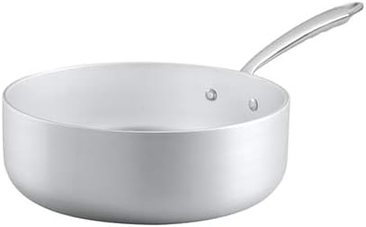 Pour les chefs et les passionnés de cuisine qui aiment faire sauter, remuer et lier leurs préparations d'un geste fluide, le choix du manche long est une évidence. Issu de la célèbre Ligne 110 de Pentole Agnelli, cette version monomanche de la casserole basse associe le confort d'une prise en main classique aux performances extrêmes de l'aluminium professionnel de 5 mm d'épaisseur.