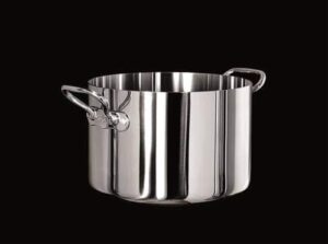 Avec le faitout XXL de 40 cm de la Collection 1907, la prestigieuse maison Pentole Agnelli signe l’ustensile de cuisson ultime pour les grands volumes. Grâce à sa technologie trilaminée (Alu-Inox) de pointe, il garantit une précision et une homogénéité de cuisson exceptionnelles, indispensables pour réussir vos risotti géants et vos pâtes aux cèpes pour de grandes tablées.