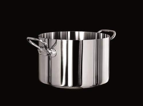 Avec le faitout XXL de 40 cm de la Collection 1907, la prestigieuse maison Pentole Agnelli signe l’ustensile de cuisson ultime pour les grands volumes. Grâce à sa technologie trilaminée (Alu-Inox) de pointe, il garantit une précision et une homogénéité de cuisson exceptionnelles, indispensables pour réussir vos risotti géants et vos pâtes aux cèpes pour de grandes tablées.