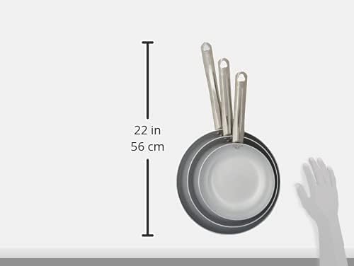 Pour offrir une réponse complète et professionnelle aux passionnés du Mezzogiorno, la maison italienne Pentole Agnelli a réuni ses trois pièces maîtresses dans un pack d'élite : le set de poêles ALMABATT01. Composé de trois diamètres complémentaires (20 cm, 24 cm et 28 cm) en aluminium professionnel de forte épaisseur avec poignées en acier inoxydable, ce trio est la batterie de cuisine ultime pour libérer le chef qui est en vous.