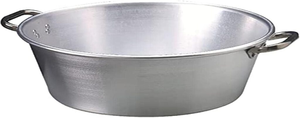 Avec sa Bassine à Confiture en Aluminium Professionnel, la prestigieuse maison Pentole Agnelli remet au goût du jour l'ustensile roi des artisans confituriers. Sa forme évasée emblématique et son aluminium extra-épais offrent les conditions parfaites pour capturer toute la quintessence des fruits du Sud.