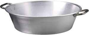 Avec sa Bassine à Confiture en Aluminium Professionnel, la prestigieuse maison Pentole Agnelli remet au goût du jour l'ustensile roi des artisans confituriers. Sa forme évasée emblématique et son aluminium extra-épais offrent les conditions parfaites pour capturer toute la quintessence des fruits du Sud.
