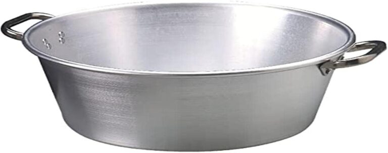 Avec sa Bassine à Confiture en Aluminium Professionnel, la prestigieuse maison Pentole Agnelli remet au goût du jour l'ustensile roi des artisans confituriers. Sa forme évasée emblématique et son aluminium extra-épais offrent les conditions parfaites pour capturer toute la quintessence des fruits du Sud.