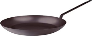 Dans la tradition culinaire italienne, il y a des textures que seul le fer sait créer : cette fameuse petite croûte dorée sur une frittata, le grillé parfait d'une pièce de viande ou le croustillant d'un gratin de riz rustique. Avec sa gamme Lionese, la célèbre maison Pentole Agnelli remet au goût du jour la poêle en fer naturel dans une version subtilement allégée.