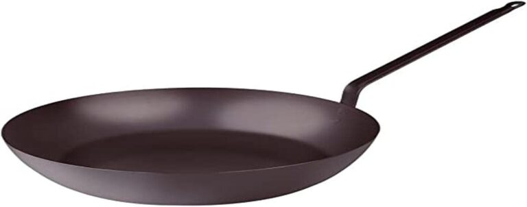 Dans la tradition culinaire italienne, il y a des textures que seul le fer sait créer : cette fameuse petite croûte dorée sur une frittata, le grillé parfait d'une pièce de viande ou le croustillant d'un gratin de riz rustique. Avec sa gamme Lionese, la célèbre maison Pentole Agnelli remet au goût du jour la poêle en fer naturel dans une version subtilement allégée.