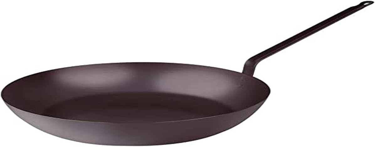 Dans la tradition culinaire italienne, il y a des textures que seul le fer sait créer : cette fameuse petite croûte dorée sur une frittata, le grillé parfait d'une pièce de viande ou le croustillant d'un gratin de riz rustique. Avec sa gamme Lionese, la célèbre maison Pentole Agnelli remet au goût du jour la poêle en fer naturel dans une version subtilement allégée.