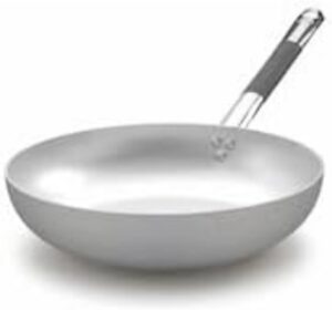 Saisir, mijoter, faire sauter des pâtes à la volée ou réussir un risotto parfait... Pour toutes ces préparations généreuses inspirées de la cuisine méditerranéenne, il existe un outil incontournable : la poêle haute en aluminium.