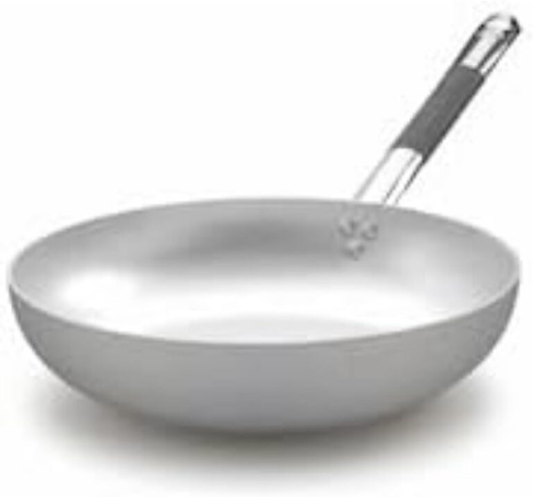 Saisir, mijoter, faire sauter des pâtes à la volée ou réussir un risotto parfait... Pour toutes ces préparations généreuses inspirées de la cuisine méditerranéenne, il existe un outil incontournable : la poêle haute en aluminium.