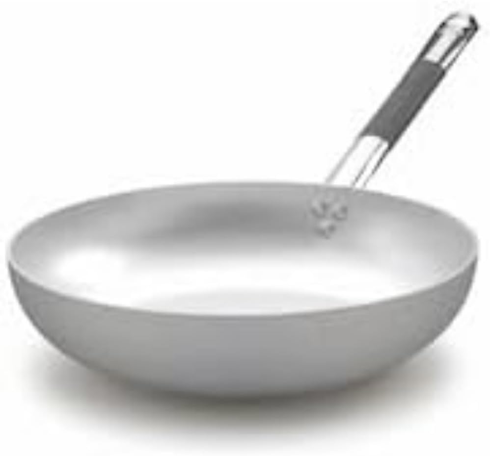 Saisir, mijoter, faire sauter des pâtes à la volée ou réussir un risotto parfait... Pour toutes ces préparations généreuses inspirées de la cuisine méditerranéenne, il existe un outil incontournable : la poêle haute en aluminium.