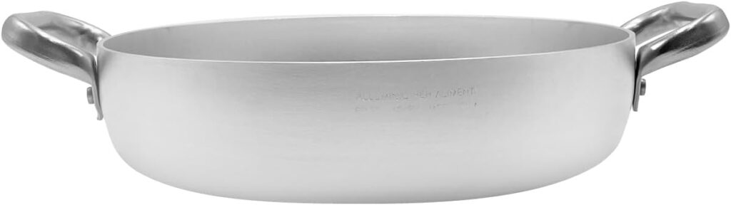 Dans la pure tradition culinaire de l'Italie, la cuisine est synonyme de partage, de générosité et de grandes tablées. Pour réunir toute la famille autour d'une recette fumante, les poêles standards s'avèrent vite trop étroites. C'est pour répondre à ce besoin de convivialité et de performance professionnelle que la maison Pentole Agnelli a créé le modèle ALMA11032.