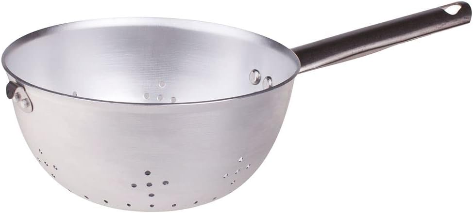 Dans les grandes trattorias italiennes, vous ne verrez jamais un chef vider une marmite entière d’eau bouillante dans l’évier pour récupérer ses pâtes. Le secret réside dans l'utilisation du Scaldapasta (littéralement « chauffe-pâtes »), une passoire demi-sphérique professionnelle munie d'un long manche et d'un crochet latéral ingénieux.