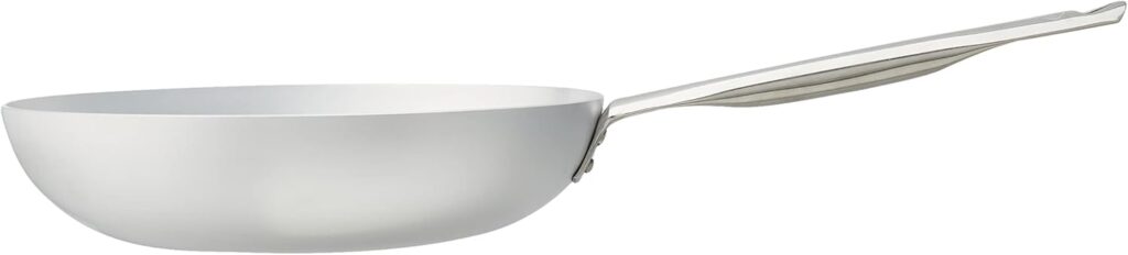 Pour offrir une réponse complète et professionnelle aux passionnés du Mezzogiorno, la maison italienne Pentole Agnelli a réuni ses trois pièces maîtresses dans un pack d'élite : le set de poêles ALMABATT01. Composé de trois diamètres complémentaires (20 cm, 24 cm et 28 cm) en aluminium professionnel de forte épaisseur avec poignées en acier inoxydable, ce trio est la batterie de cuisine ultime pour libérer le chef qui est en vous.