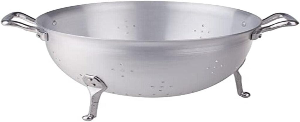 Loin des gadgets modernes en plastique qui se déforment et craignent l'eau bouillante, la passoire en aluminium Pentole Agnelli (Ø 28 cm) est un véritable monument de la cuisine italienne.