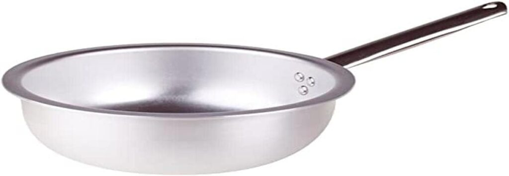 Si vous avez déjà observé un chef italien derrière ses fourneaux, vous avez sans doute remarqué ce geste précis et dynamique consistant à faire sauter les pâtes à la force du poignet pour lier la sauce. Ce geste porte un nom : la mantecatura. Pour le réussir à la maison sans en mettre partout, les poêles à bords droits classiques ne suffisent pas.
