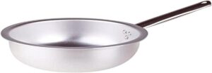 Si vous avez déjà observé un chef italien derrière ses fourneaux, vous avez sans doute remarqué ce geste précis et dynamique consistant à faire sauter les pâtes à la force du poignet pour lier la sauce. Ce geste porte un nom : la mantecatura. Pour le réussir à la maison sans en mettre partout, les poêles à bords droits classiques ne suffisent pas.