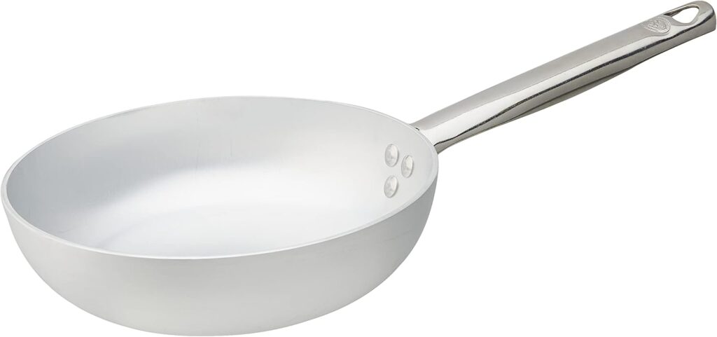 Pour offrir une réponse complète et professionnelle aux passionnés du Mezzogiorno, la maison italienne Pentole Agnelli a réuni ses trois pièces maîtresses dans un pack d'élite : le set de poêles ALMABATT01. Composé de trois diamètres complémentaires (20 cm, 24 cm et 28 cm) en aluminium professionnel de forte épaisseur avec poignées en acier inoxydable, ce trio est la batterie de cuisine ultime pour libérer le chef qui est en vous.