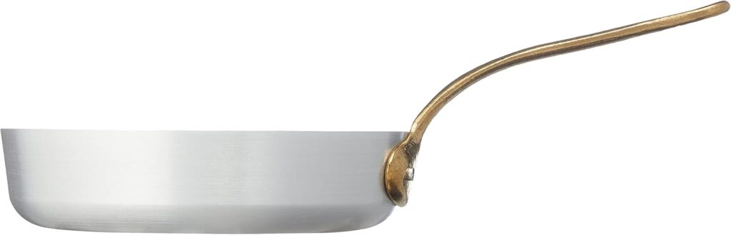 La maison italienne Pentole Agnelli relève le défi de la compacité avec brio grâce au modèle ALMA11116. Cette sauteuse professionnelle de 16 cm de diamètre, conçue en aluminium de haute conductivité et sublimée par une magnifique poignée en laiton massif, est le concentré parfait d'élégance vintage et d'efficacité moderne pour 1 à 2 personnes.