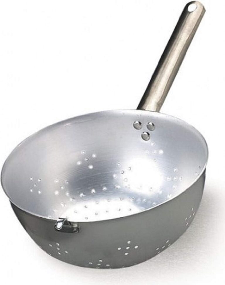 Dans les grandes trattorias italiennes, vous ne verrez jamais un chef vider une marmite entière d’eau bouillante dans l’évier pour récupérer ses pâtes. Le secret réside dans l'utilisation du Scaldapasta (littéralement « chauffe-pâtes »), une passoire demi-sphérique professionnelle munie d'un long manche et d'un crochet latéral ingénieux.