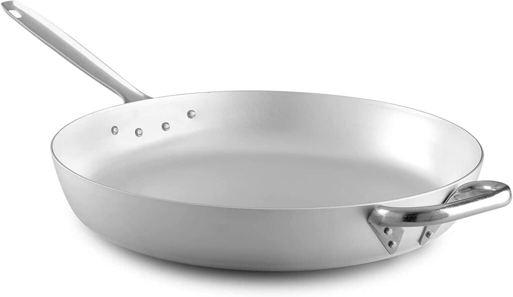 Dans les cuisines professionnelles italiennes, s’il y a bien une forme de poêle indispensable, c’est la poêle droite (souvent appelée sauteuse). Contrairement aux poêles bombées classiques, ses bords verticaux et nets offrent une surface de cuisson maximale et un volume de rétention parfait.