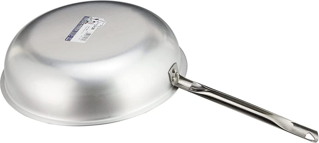 Si vous avez déjà observé un chef italien derrière ses fourneaux, vous avez sans doute remarqué ce geste précis et dynamique consistant à faire sauter les pâtes à la force du poignet pour lier la sauce. Ce geste porte un nom : la mantecatura. Pour le réussir à la maison sans en mettre partout, les poêles à bords droits classiques ne suffisent pas.