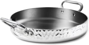 Dans la pure tradition des tablées du Sud de l'Italie, la cuisine se fait généreuse, authentique et conviviale. Pour incarner cet esprit, la maison Pentole Agnelli décline sa prestigieuse ligne Aluinox 3‑ply Martelato dans une version dotée de deux poignées latérales robustes.