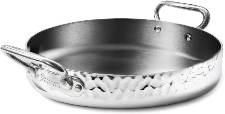 Dans la pure tradition des tablées du Sud de l'Italie, la cuisine se fait généreuse, authentique et conviviale. Pour incarner cet esprit, la maison Pentole Agnelli décline sa prestigieuse ligne Aluinox 3‑ply Martelato dans une version dotée de deux poignées latérales robustes.