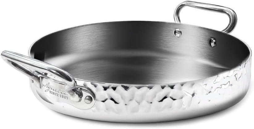 Dans la pure tradition des tablées du Sud de l'Italie, la cuisine se fait généreuse, authentique et conviviale. Pour incarner cet esprit, la maison Pentole Agnelli décline sa prestigieuse ligne Aluinox 3‑ply Martelato dans une version dotée de deux poignées latérales robustes.