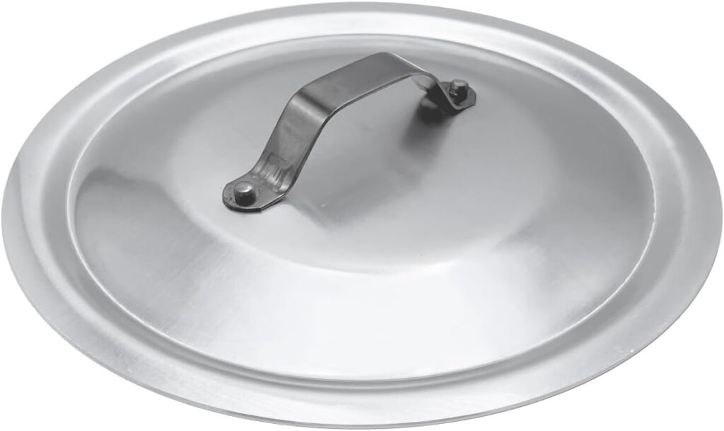 Chez Pentole Agnelli, l'art de la cuisson ne tolère aucun compromis. C'est pourquoi la légendaire marque italienne a conçu une gamme de couvercles professionnels en inox avec pont central ergonomique, déclinée en 16 dimensions différentes (de 14 cm à 60 cm !). À chaque poêle, sauteuse ou marmite correspond son couvercle parfait.