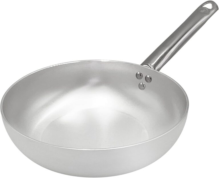 S'il y a bien un ustensile indispensable dans les brigades des grands chefs et les cuisines authentiques du Mezzogiorno, c'est la sauteuse en aluminium.