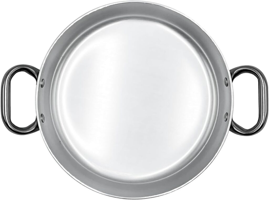 Dans la pure tradition culinaire de l'Italie, la cuisine est synonyme de partage, de générosité et de grandes tablées. Pour réunir toute la famille autour d'une recette fumante, les poêles standards s'avèrent vite trop étroites. C'est pour répondre à ce besoin de convivialité et de performance professionnelle que la maison Pentole Agnelli a créé le modèle ALMA11032.