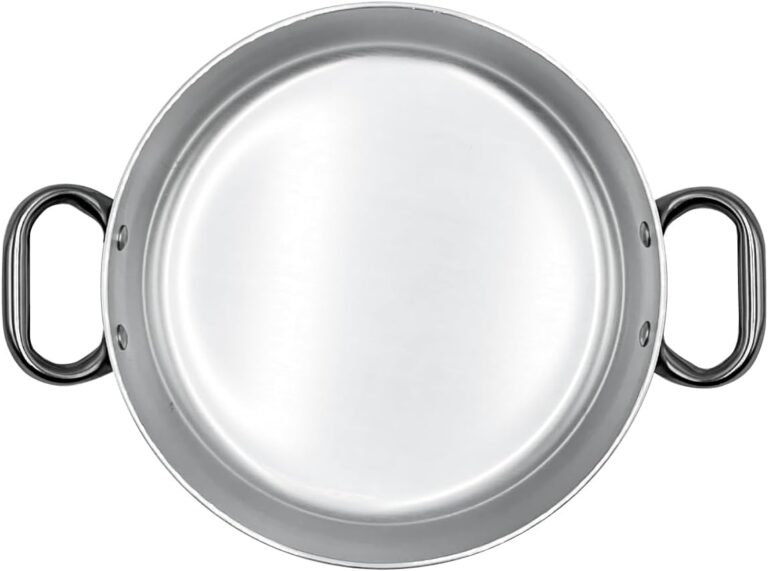 Dans la pure tradition culinaire de l'Italie, la cuisine est synonyme de partage, de générosité et de grandes tablées. Pour réunir toute la famille autour d'une recette fumante, les poêles standards s'avèrent vite trop étroites. C'est pour répondre à ce besoin de convivialité et de performance professionnelle que la maison Pentole Agnelli a créé le modèle ALMA11032.