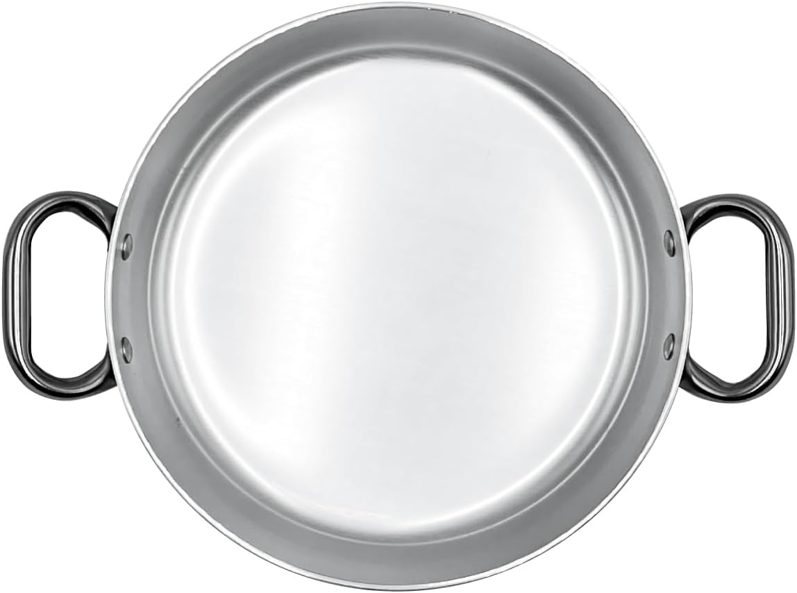 Dans la pure tradition culinaire de l'Italie, la cuisine est synonyme de partage, de générosité et de grandes tablées. Pour réunir toute la famille autour d'une recette fumante, les poêles standards s'avèrent vite trop étroites. C'est pour répondre à ce besoin de convivialité et de performance professionnelle que la maison Pentole Agnelli a créé le modèle ALMA11032.