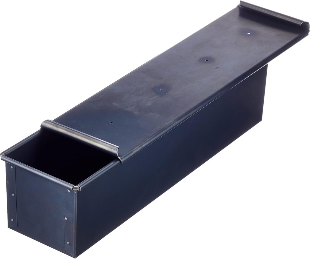 La prestigieuse maison Pentole Agnelli propose l'ustensile ultime des boulangers avec son moule de 40x10 cm en tôle bleue muni d’un couvercle coulissant. C’est l’outil professionnel indispensable pour dompter les pâtes hydratées et réussir vos pains de mie, focaccias et ciabattas maison.