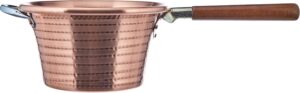 S'il y a un objet qui fait instantanément briller les yeux des puristes de la gastronomie italienne, c'est le chaudron traditionnel en cuivre. Pièce maîtresse de la gamme Family Cooking de la maison Pentole Agnelli, ce chaudron (paiolo) en cuivre martelé, rehaussé d'un magnifique manche en bois massif, incarne la quintessence de l'artisanat transalpin.
