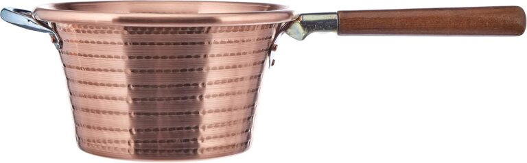 S'il y a un objet qui fait instantanément briller les yeux des puristes de la gastronomie italienne, c'est le chaudron traditionnel en cuivre. Pièce maîtresse de la gamme Family Cooking de la maison Pentole Agnelli, ce chaudron (paiolo) en cuivre martelé, rehaussé d'un magnifique manche en bois massif, incarne la quintessence de l'artisanat transalpin.
