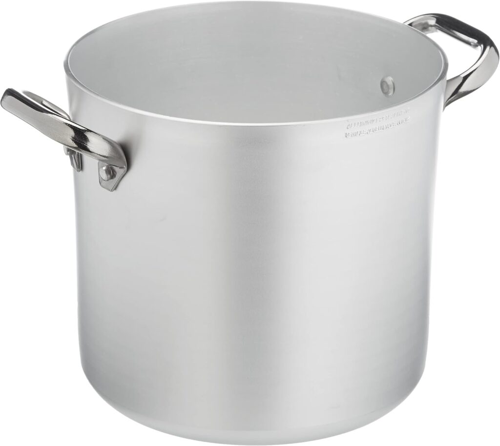 S’il y a un secret que partagent toutes les mammas et les chefs en Italie, c'est que la forme et l'épaisseur d'une casserole en aluminium changent complètement la donne en cuisine. L'aluminium pur est le roi incontesté du Mezzogiorno pour sa conductivité thermique extraordinaire : il chauffe instantanément et offre un contrôle absolu de la température.