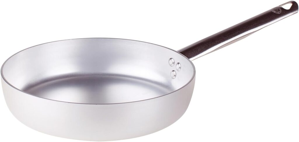 Dans les cuisines professionnelles italiennes, s’il y a bien une forme de poêle indispensable, c’est la poêle droite (souvent appelée sauteuse). Contrairement aux poêles bombées classiques, ses bords verticaux et nets offrent une surface de cuisson maximale et un volume de rétention parfait.