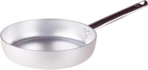 Dans les cuisines professionnelles italiennes, s’il y a bien une forme de poêle indispensable, c’est la poêle droite (souvent appelée sauteuse). Contrairement aux poêles bombées classiques, ses bords verticaux et nets offrent une surface de cuisson maximale et un volume de rétention parfait.