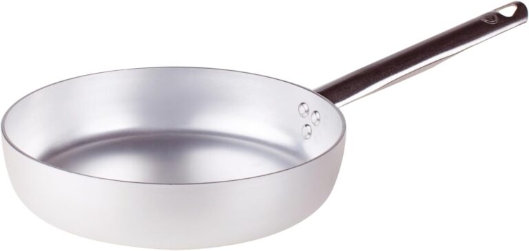 Dans les cuisines professionnelles italiennes, s’il y a bien une forme de poêle indispensable, c’est la poêle droite (souvent appelée sauteuse). Contrairement aux poêles bombées classiques, ses bords verticaux et nets offrent une surface de cuisson maximale et un volume de rétention parfait.