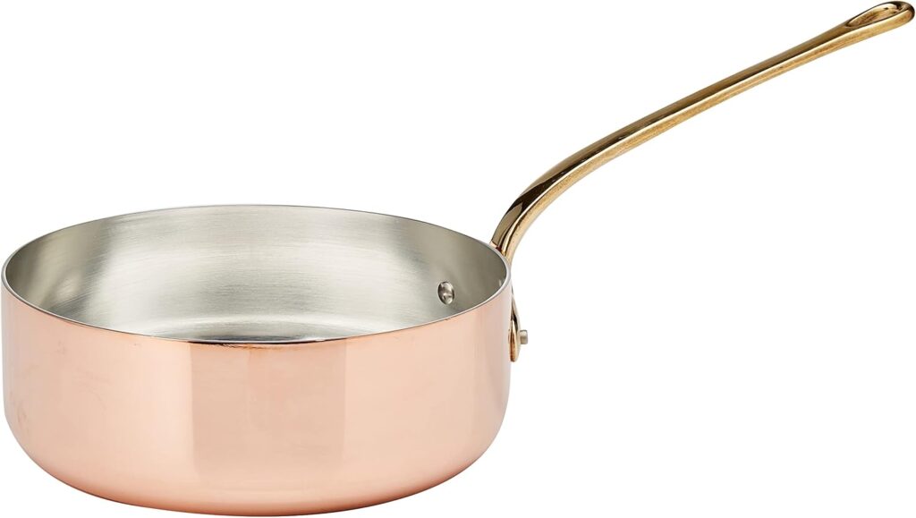 S’il est un ustensile qui matérialise le passage de la grande cuisine historique à nos fourneaux modernes, c'est la casserole en cuivre. Reconnu depuis l’Ancien Régime comme le roi absolu de la conductivité thermique, le cuivre reste le chouchou des chefs étoilés et des pâtissiers pour sa précision chirurgicale.