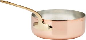 S’il est un ustensile qui matérialise le passage de la grande cuisine historique à nos fourneaux modernes, c'est la casserole en cuivre. Reconnu depuis l’Ancien Régime comme le roi absolu de la conductivité thermique, le cuivre reste le chouchou des chefs étoilés et des pâtissiers pour sa précision chirurgicale.