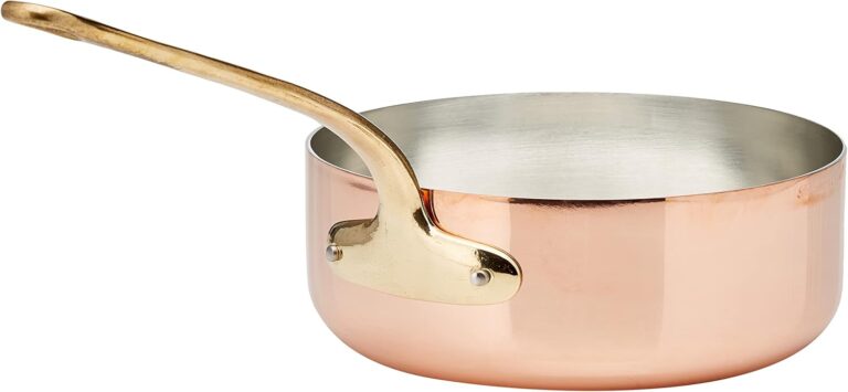 S’il est un ustensile qui matérialise le passage de la grande cuisine historique à nos fourneaux modernes, c'est la casserole en cuivre. Reconnu depuis l’Ancien Régime comme le roi absolu de la conductivité thermique, le cuivre reste le chouchou des chefs étoilés et des pâtissiers pour sa précision chirurgicale.