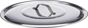 S'il y a un matériau qui incarne à lui seul l'ADN de la haute cuisine italienne, c'est l'aluminium. Depuis plus d'un siècle, il équipe les fourneaux des plus grands chefs de la Péninsule. Et lorsqu'il s'agit de couronner une casserole ou une marmite fumante, le couvercle en aluminium Pentole Agnelli avec poignée inox rivetée s'impose comme la référence absolue — au point d'être devenu l'un des plus grands best-sellers de la marque.
