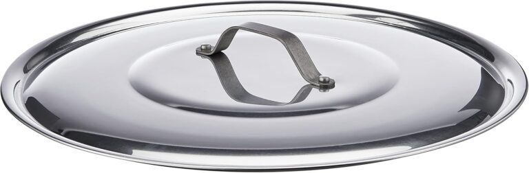 S'il y a un matériau qui incarne à lui seul l'ADN de la haute cuisine italienne, c'est l'aluminium. Depuis plus d'un siècle, il équipe les fourneaux des plus grands chefs de la Péninsule. Et lorsqu'il s'agit de couronner une casserole ou une marmite fumante, le couvercle en aluminium Pentole Agnelli avec poignée inox rivetée s'impose comme la référence absolue — au point d'être devenu l'un des plus grands best-sellers de la marque.