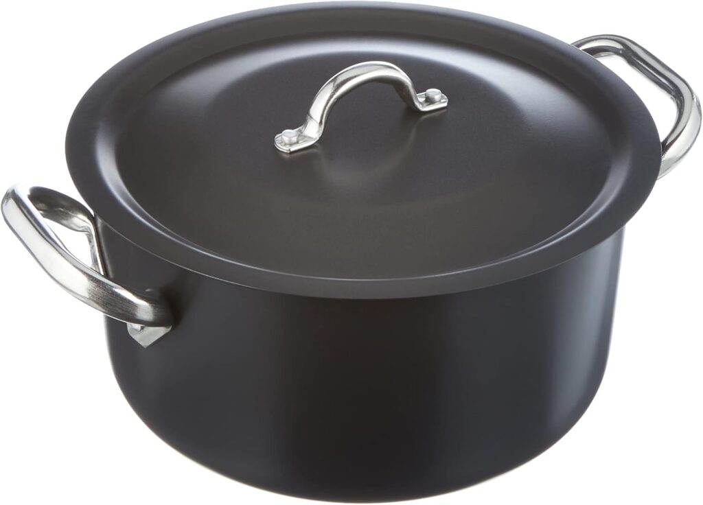 Si la maison italienne Pentole Agnelli est mondialement célèbre pour ses ustensiles en aluminium brut ou en cuivre traditionnels, elle sait aussi bousculer les codes de la modernité. Avec son set d'exception ALSASETALBLACK4, la marque revisite la batterie de cuisine haut de gamme à travers une esthétique monochrome contemporaine et audacieuse.